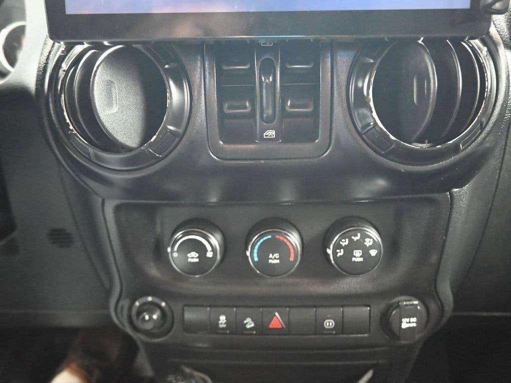 2012 Jeep Wrangler Unlimited Sahara, photo 16 of 44