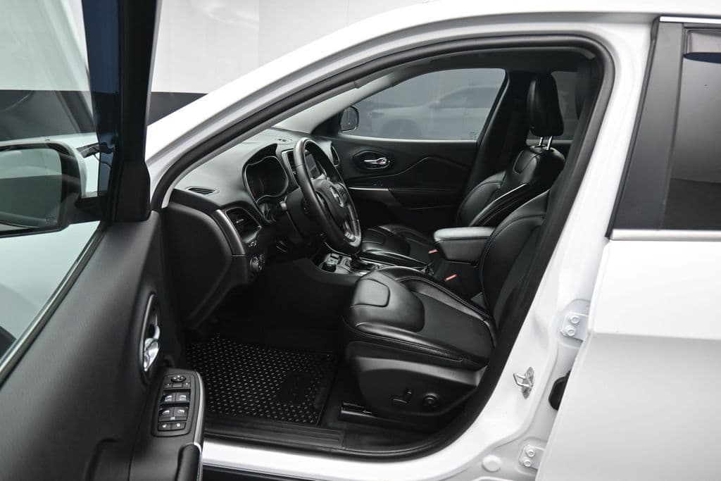 2019 Jeep Cherokee Latitude Plus, photo 11 of 60