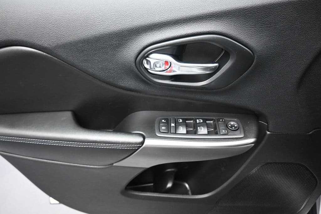 2019 Jeep Cherokee Latitude Plus, photo 10 of 60