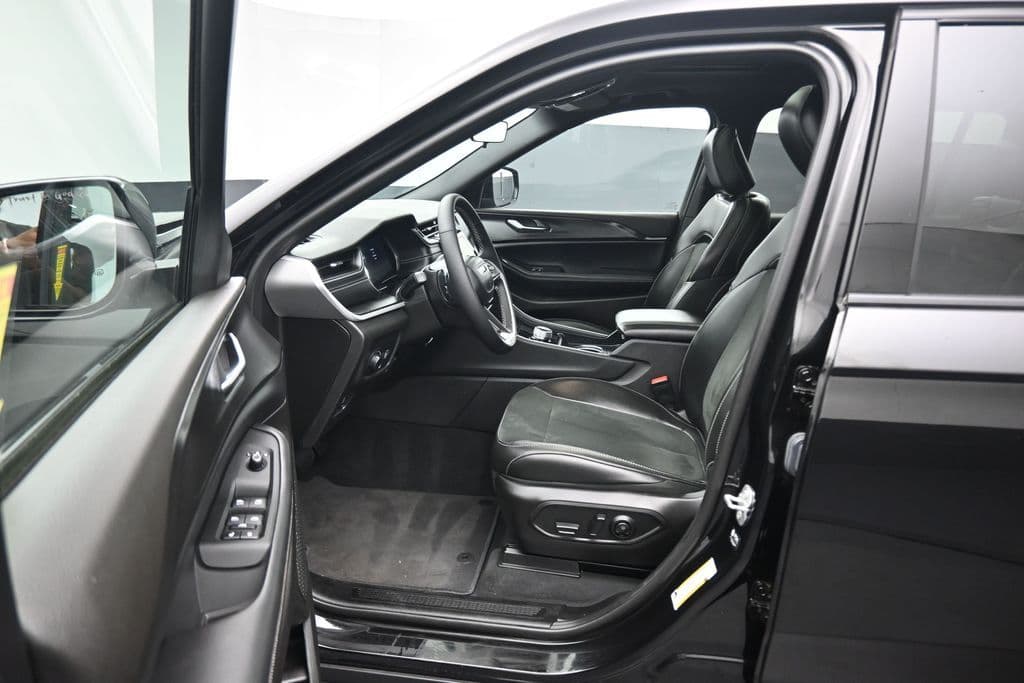 2025 Jeep Grand Cherokee L Altitude X, photo 11 of 73