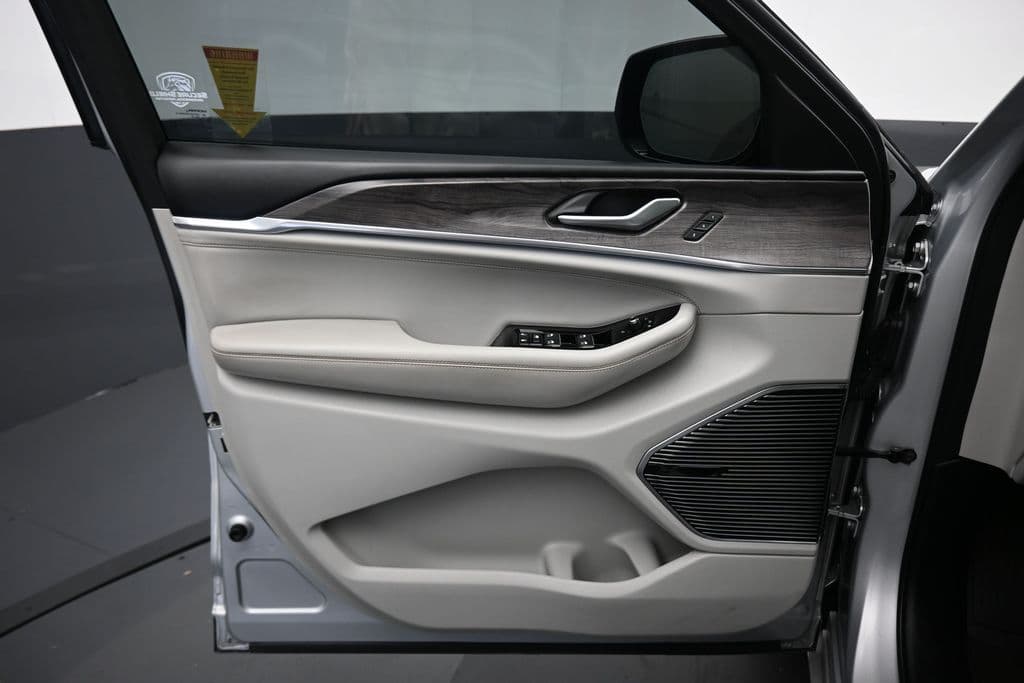 2021 Jeep Grand Cherokee L Overland, photo 9 of 79