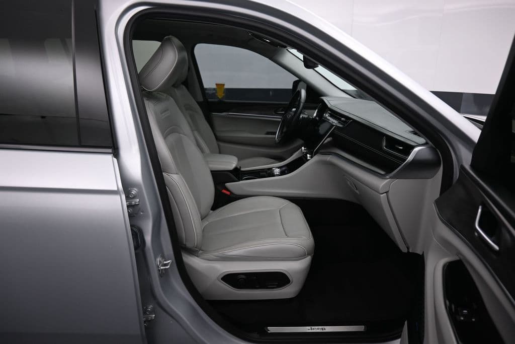 2021 Jeep Grand Cherokee L Overland, photo 59 of 79