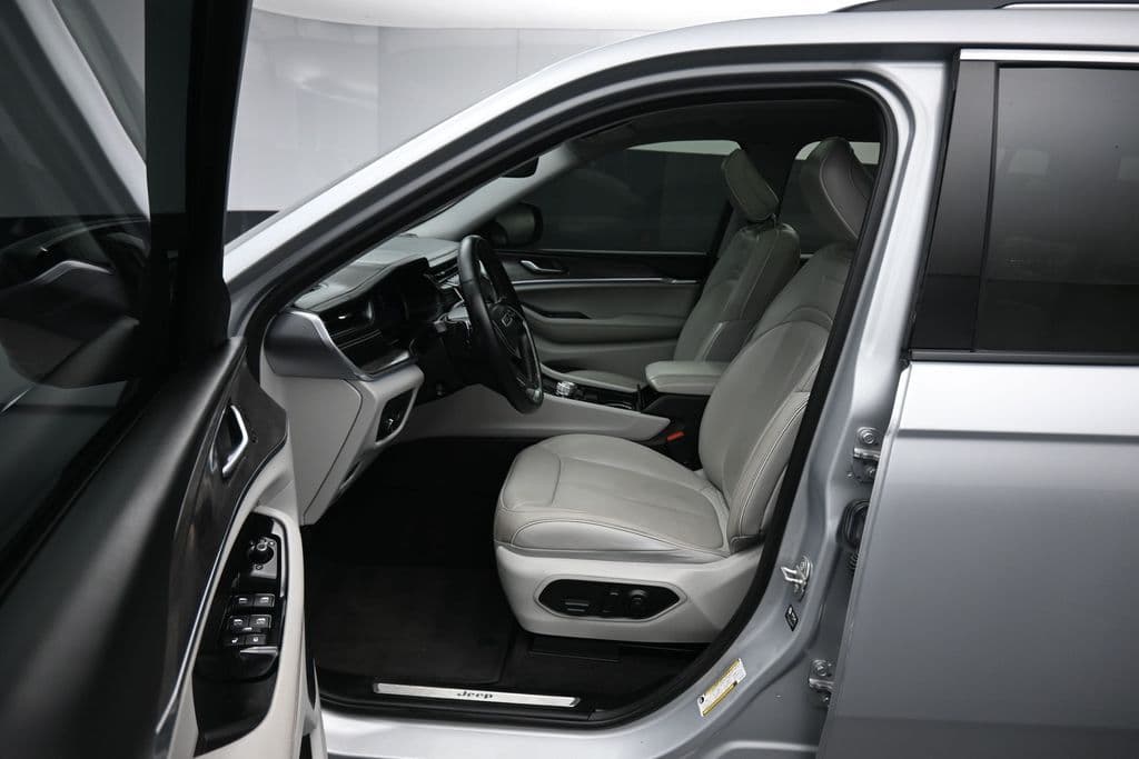 2021 Jeep Grand Cherokee L Overland, photo 12 of 79