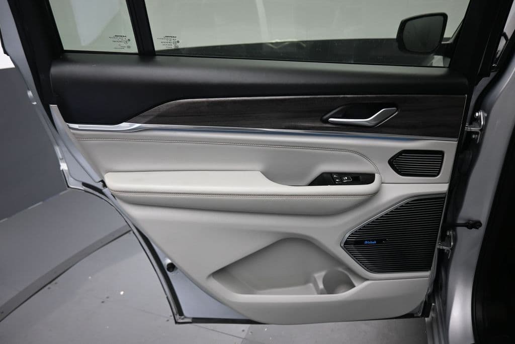 2021 Jeep Grand Cherokee L Overland, photo 36 of 79