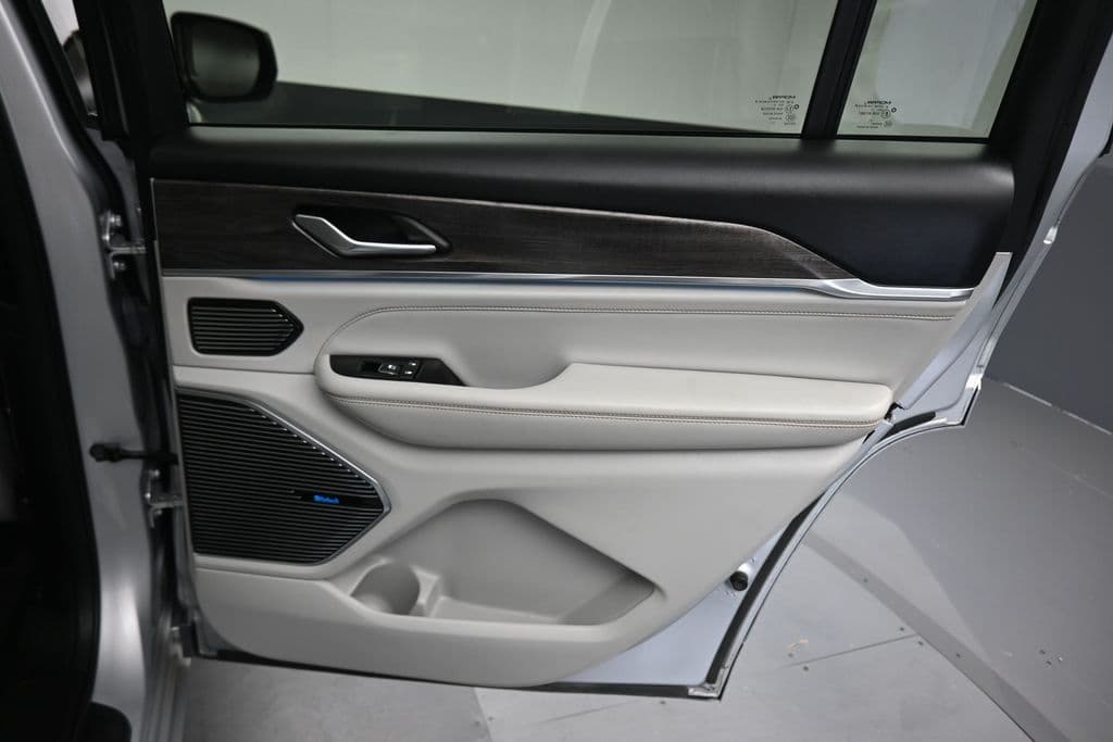 2021 Jeep Grand Cherokee L Overland, photo 48 of 79