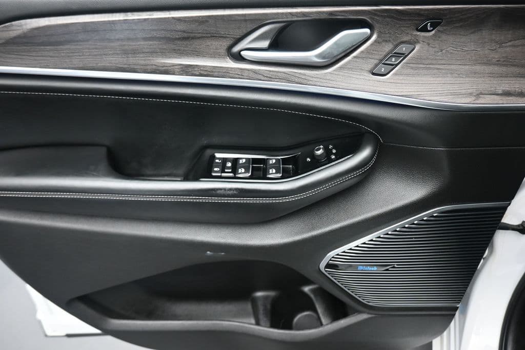 2023 Jeep Grand Cherokee Overland 4xe, photo 10 of 71
