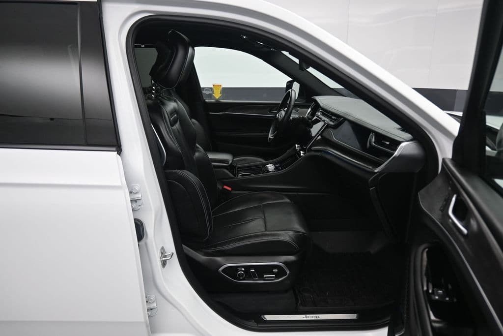 2023 Jeep Grand Cherokee Overland 4xe, photo 52 of 71