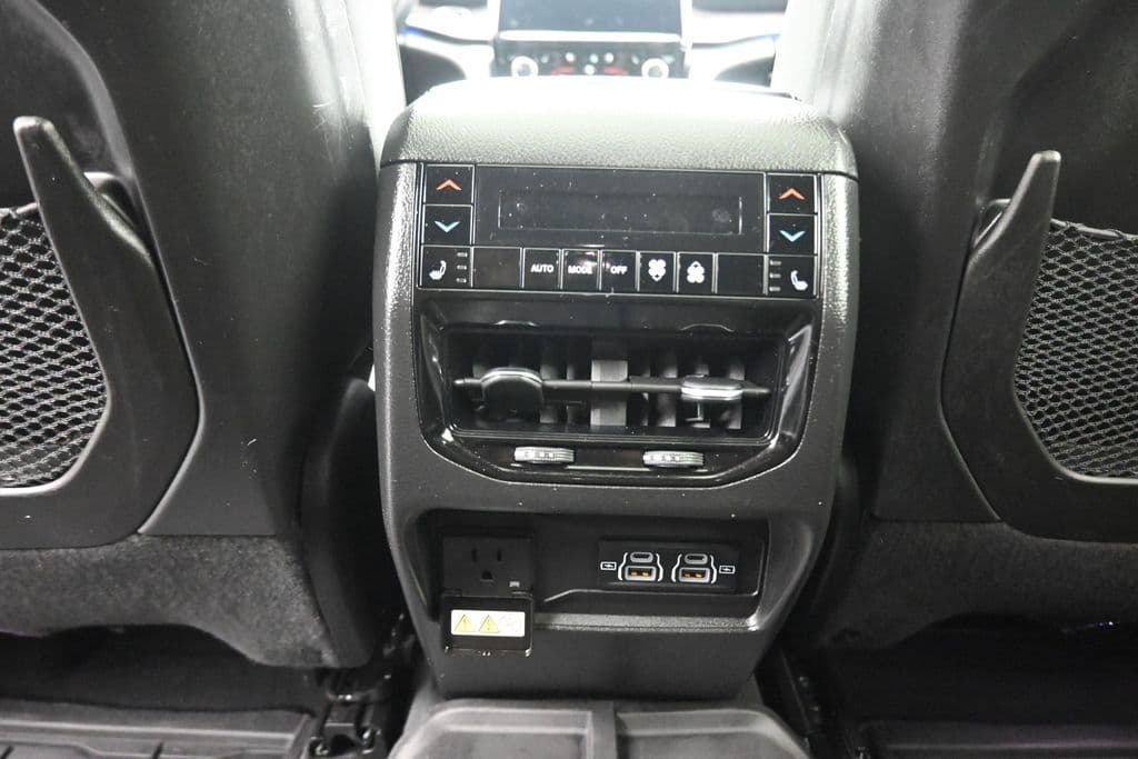 2023 Jeep Grand Cherokee Overland 4xe, photo 43 of 71