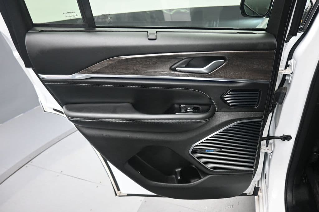 2023 Jeep Grand Cherokee Overland 4xe, photo 38 of 71