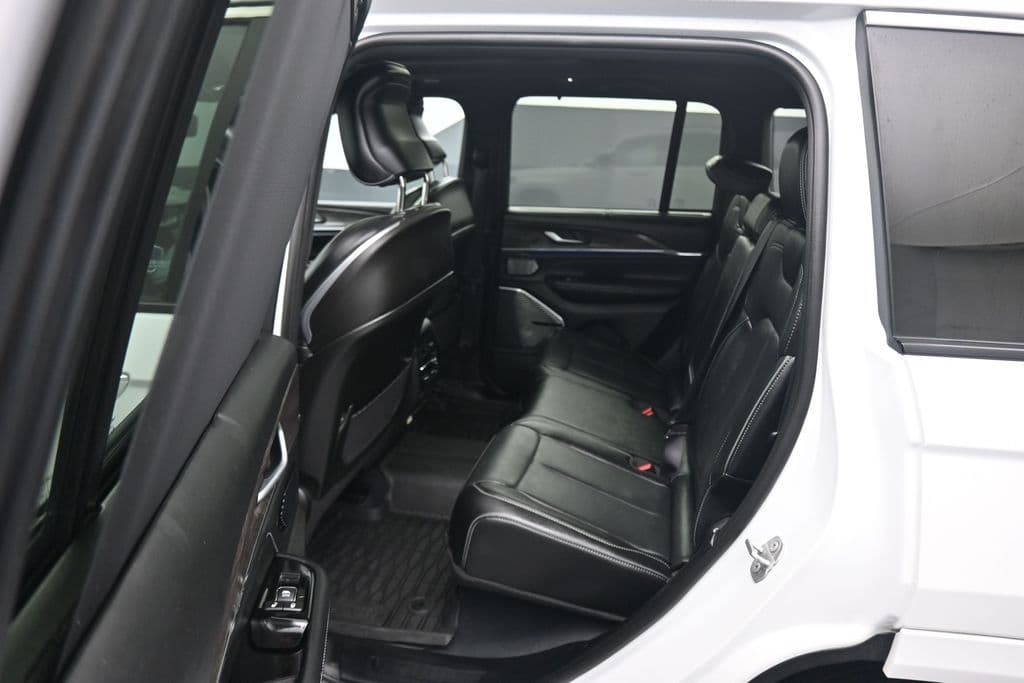 2023 Jeep Grand Cherokee Overland 4xe, photo 41 of 71