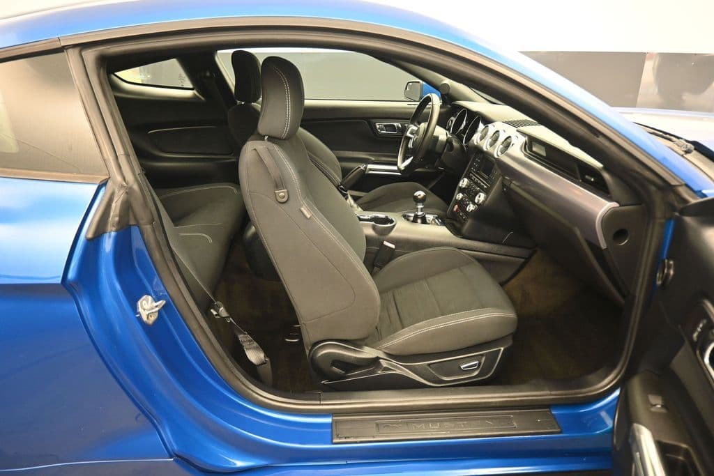 2017 Ford Mustang EcoBoost, photo 32 of 47