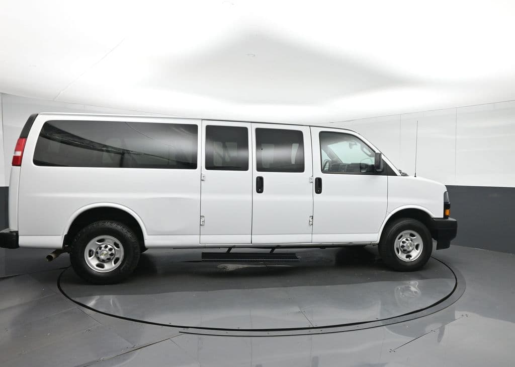 2023 Chevrolet Express 3500 LS Passenger, photo 8 of 56