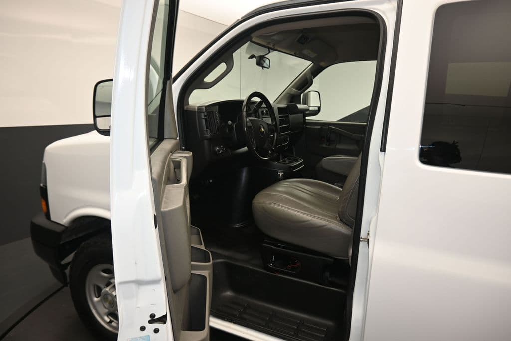 2023 Chevrolet Express 3500 LS Passenger, photo 11 of 53