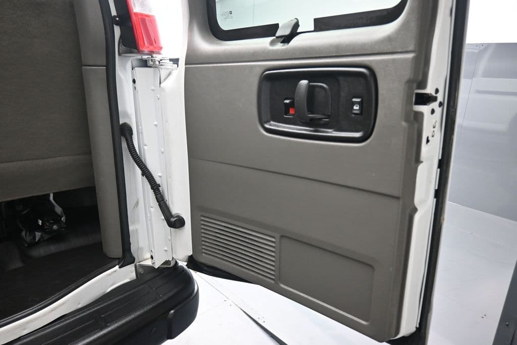 2023 Chevrolet Express 3500 LS Passenger, photo 39 of 53