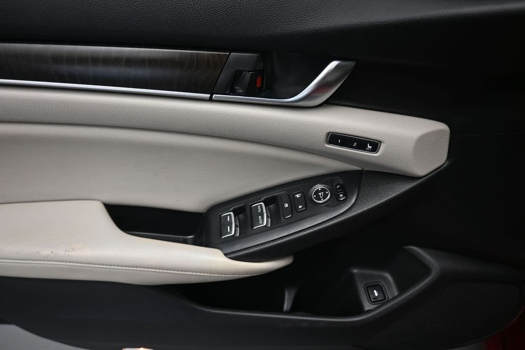 2018 Honda Accord Touring 2.0T, photo 10 of 64