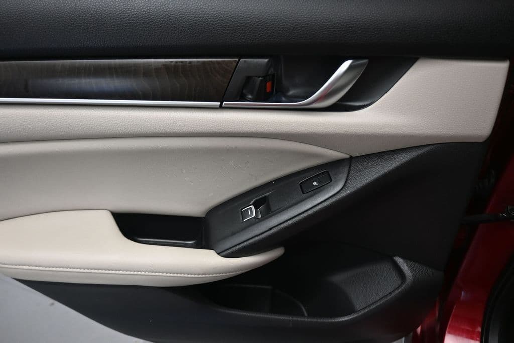 2018 Honda Accord Touring 2.0T, photo 34 of 64