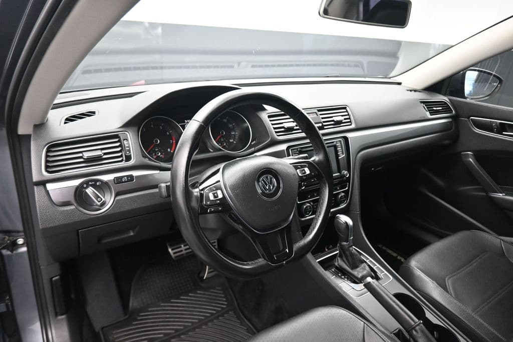 2018 Volkswagen Passat 2.0T R-Line, photo 14 of 56