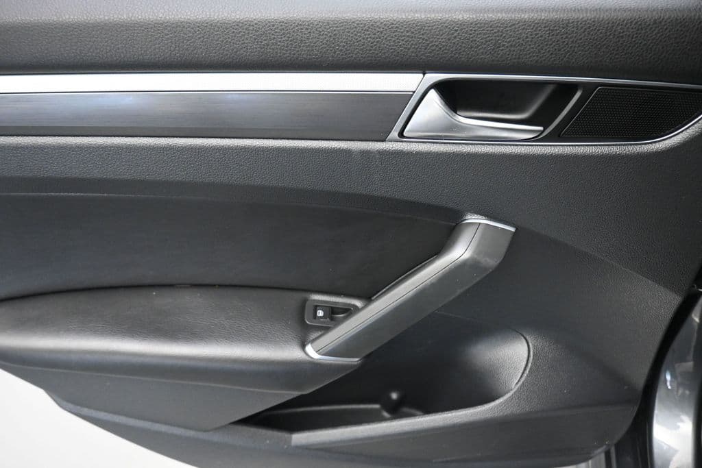 2018 Volkswagen Passat 2.0T R-Line, photo 30 of 56