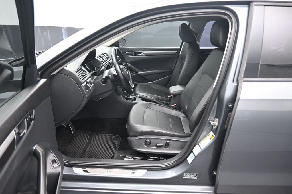 2018 Volkswagen Passat 2.0T R-Line, photo 12 of 56
