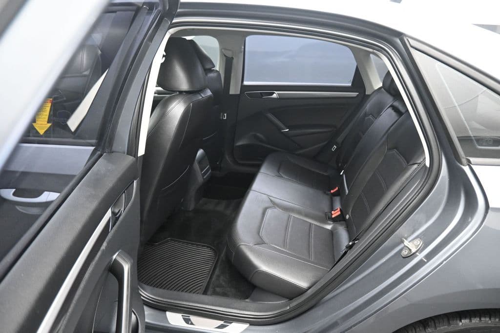 2018 Volkswagen Passat 2.0T R-Line, photo 31 of 56