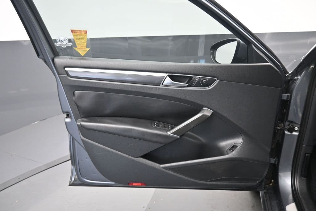 2018 Volkswagen Passat 2.0T R-Line, photo 9 of 56