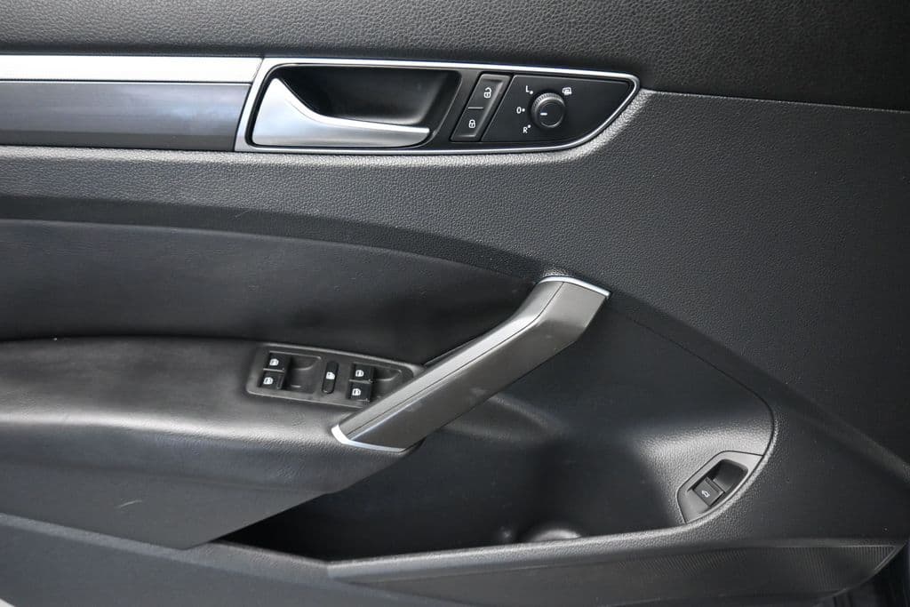 2018 Volkswagen Passat 2.0T R-Line, photo 10 of 56