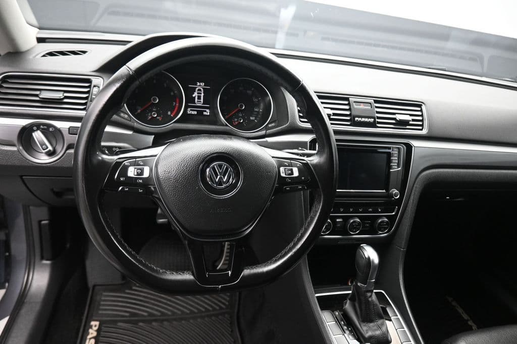 2018 Volkswagen Passat 2.0T R-Line, photo 15 of 56