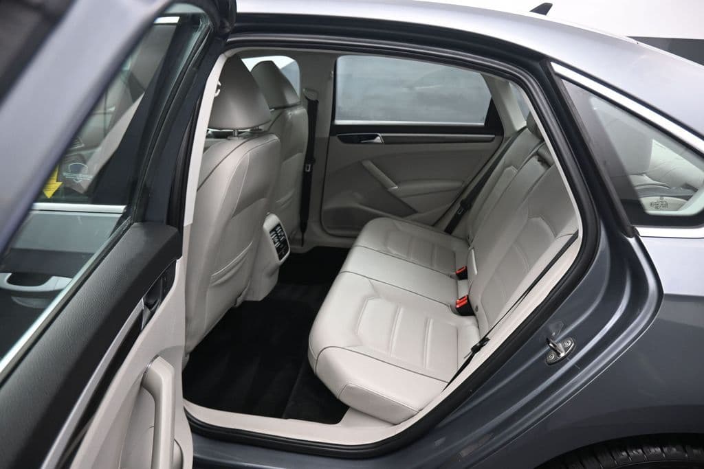 2017 Volkswagen Passat 1.8T SE, photo 32 of 56