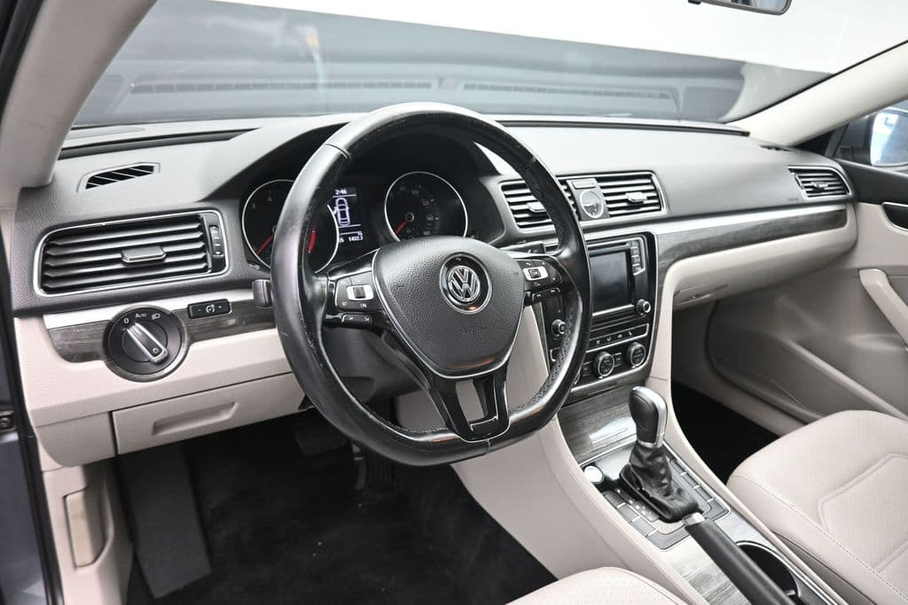 2017 Volkswagen Passat 1.8T SE, photo 14 of 56