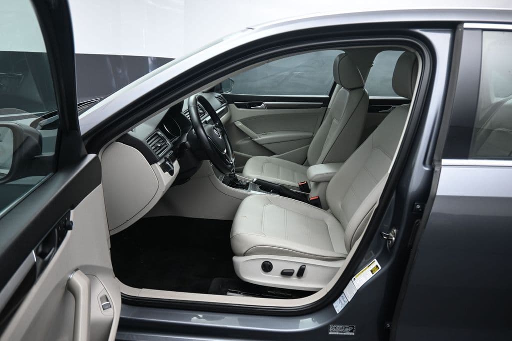 2017 Volkswagen Passat 1.8T SE, photo 12 of 56