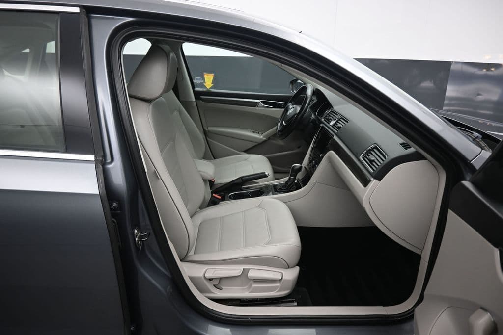 2017 Volkswagen Passat 1.8T SE, photo 42 of 56