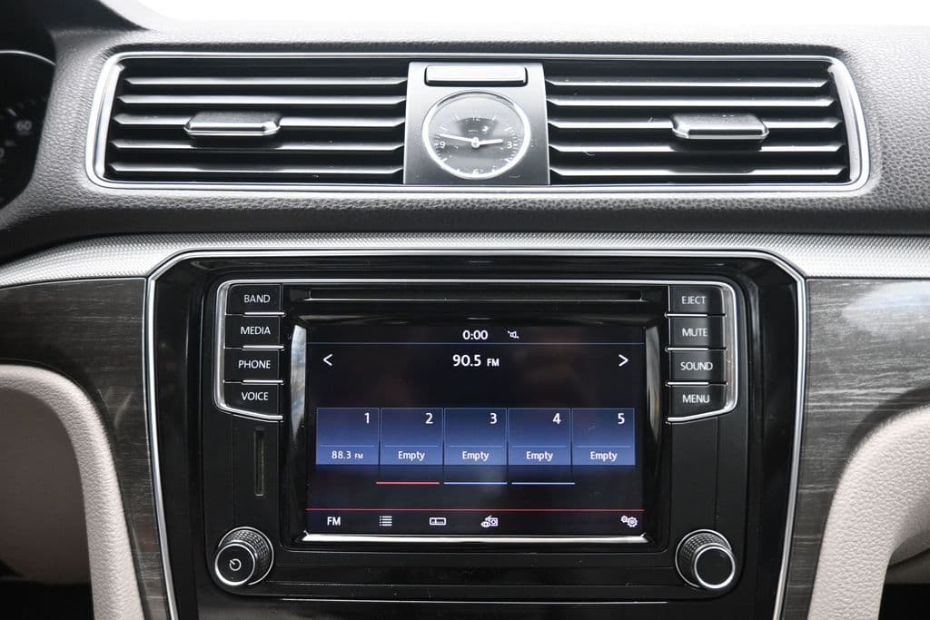 2017 Volkswagen Passat 1.8T SE, photo 17 of 56