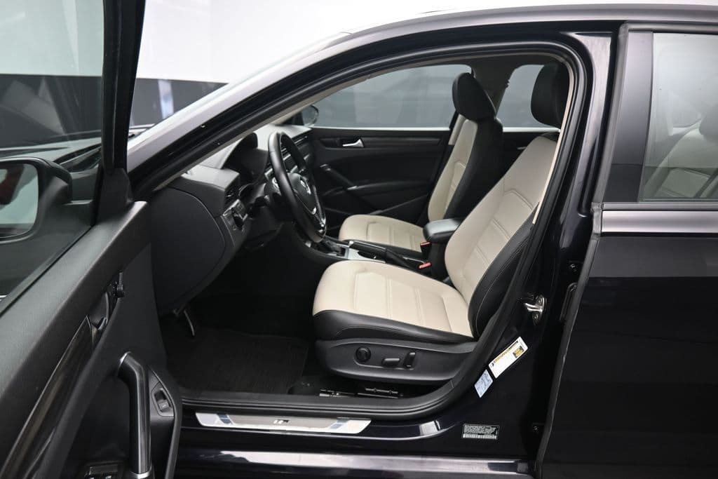 2020 Volkswagen Passat 2.0T R-Line, photo 11 of 62