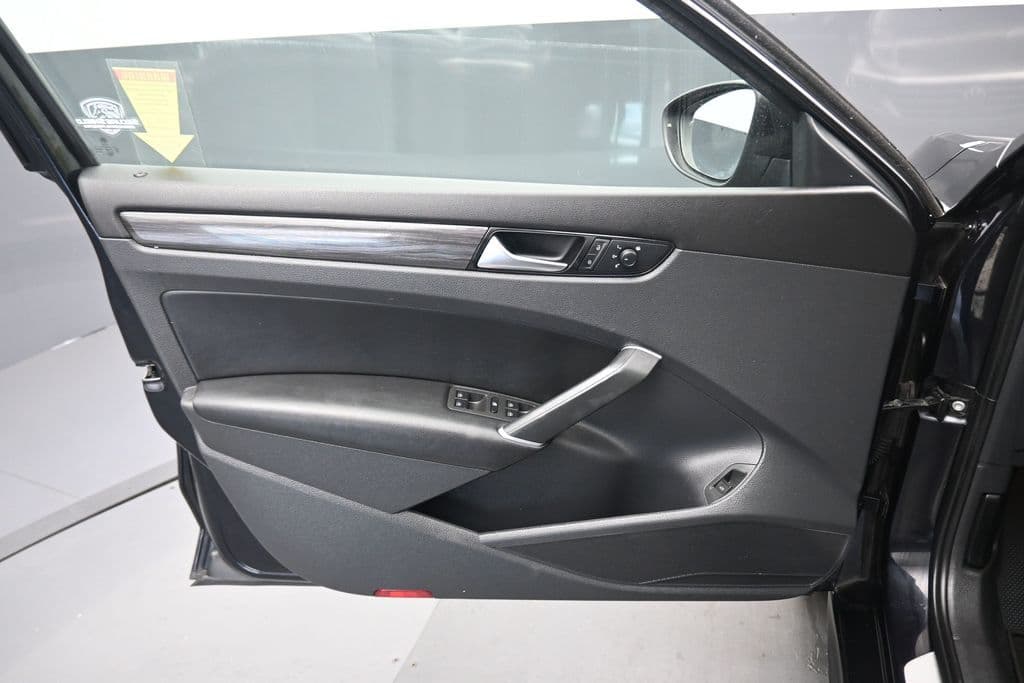 2020 Volkswagen Passat 2.0T R-Line, photo 9 of 62