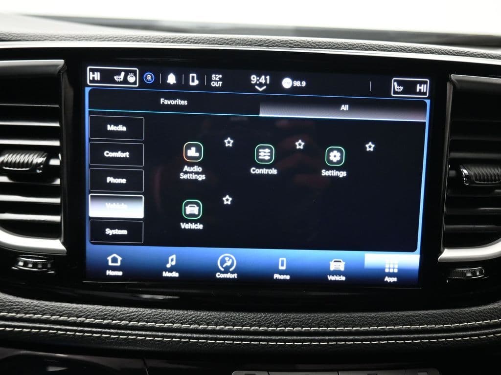 2024 Chrysler Pacifica Touring, photo 22 of 75