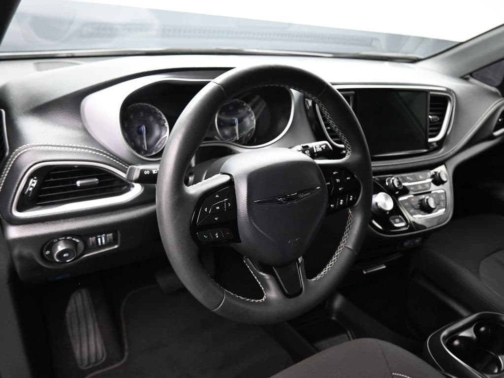 2024 Chrysler Pacifica Touring, photo 13 of 75
