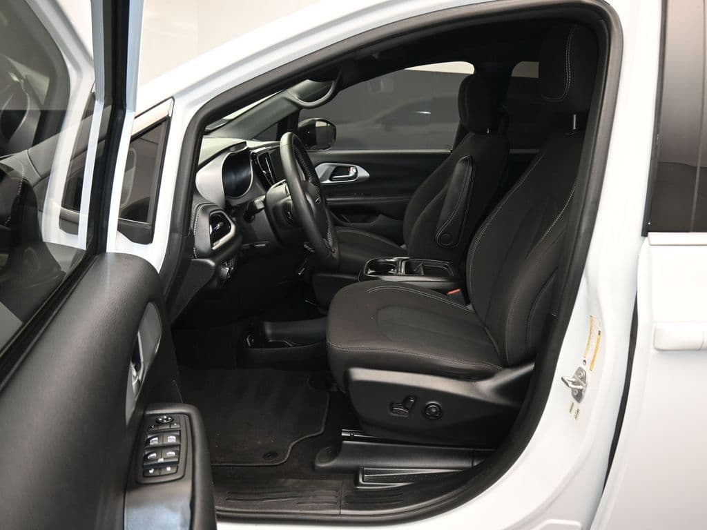 2024 Chrysler Pacifica Touring, photo 11 of 75