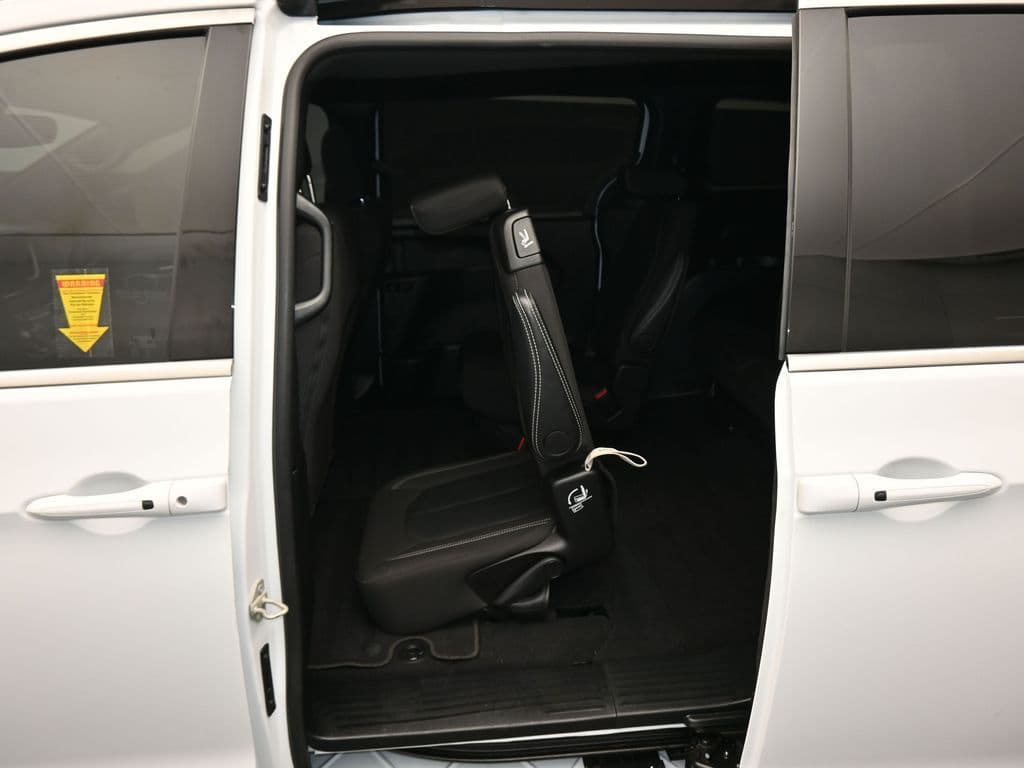 2024 Chrysler Pacifica Touring, photo 42 of 75