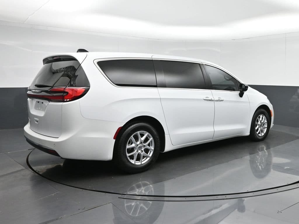 2024 Chrysler Pacifica Touring, photo 7 of 75