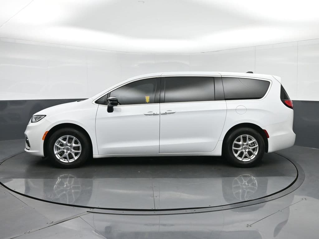2024 Chrysler Pacifica Touring, photo 4 of 75