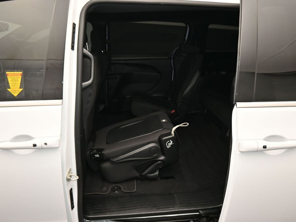 2024 Chrysler Pacifica Touring, photo 40 of 75