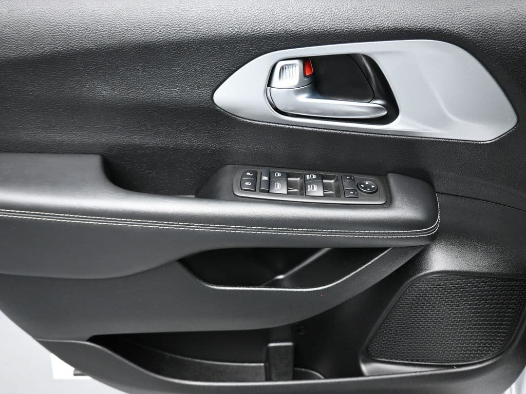 2024 Chrysler Pacifica Touring, photo 10 of 75