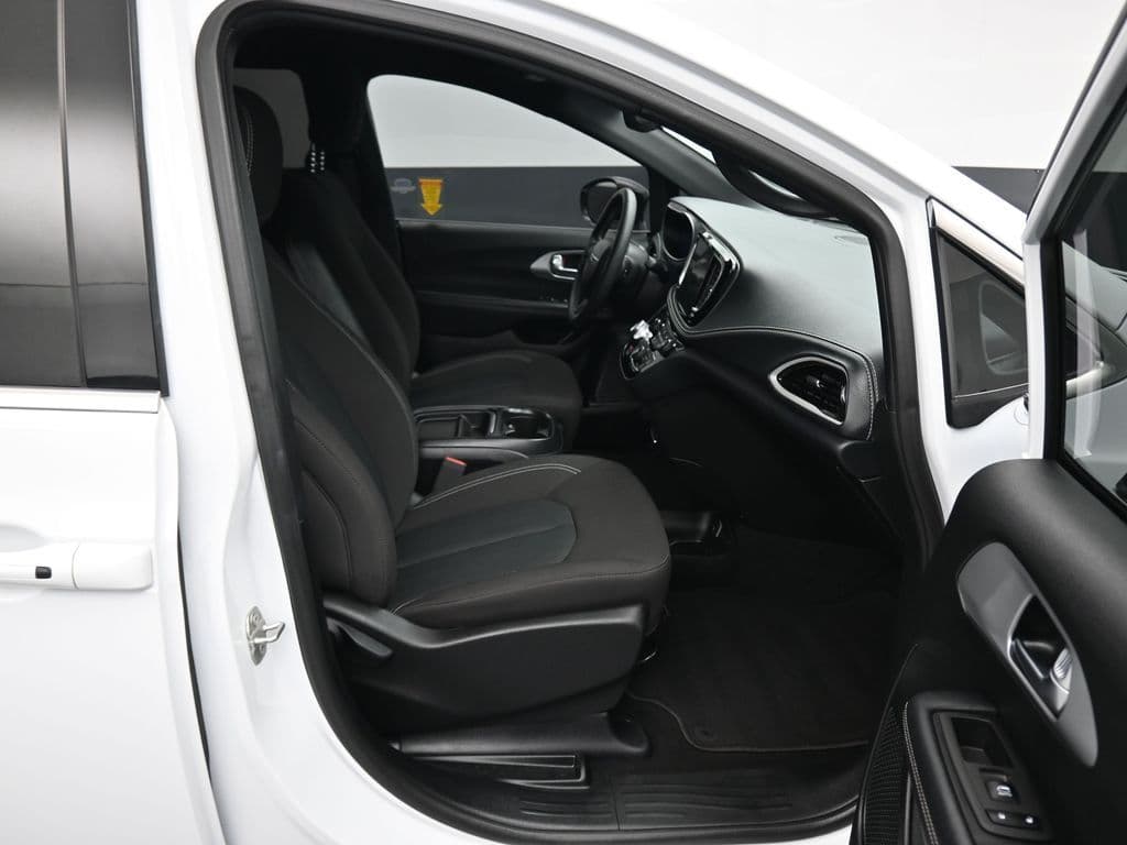 2024 Chrysler Pacifica Touring, photo 57 of 75