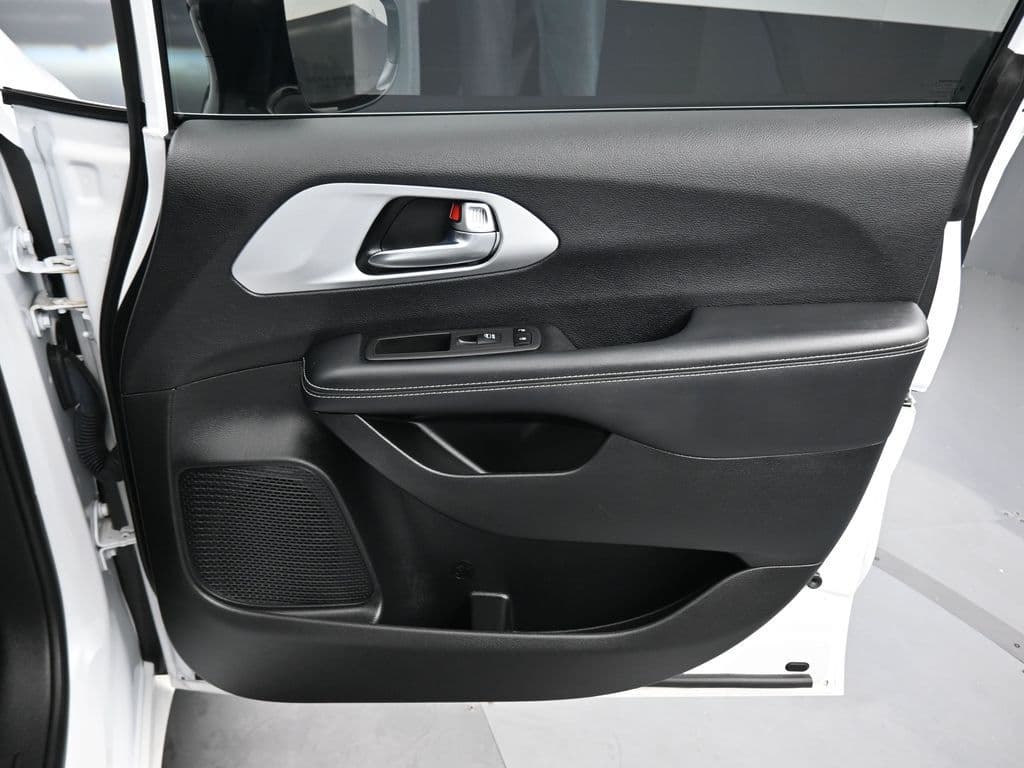2024 Chrysler Pacifica Touring, photo 55 of 75