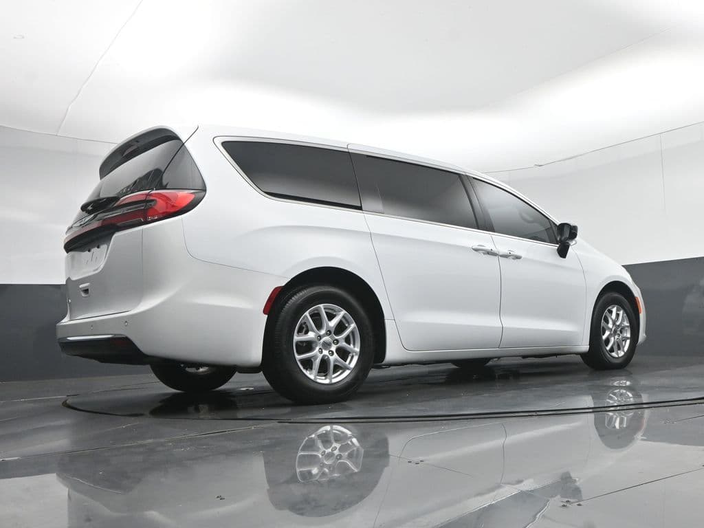2024 Chrysler Pacifica Touring, photo 71 of 75