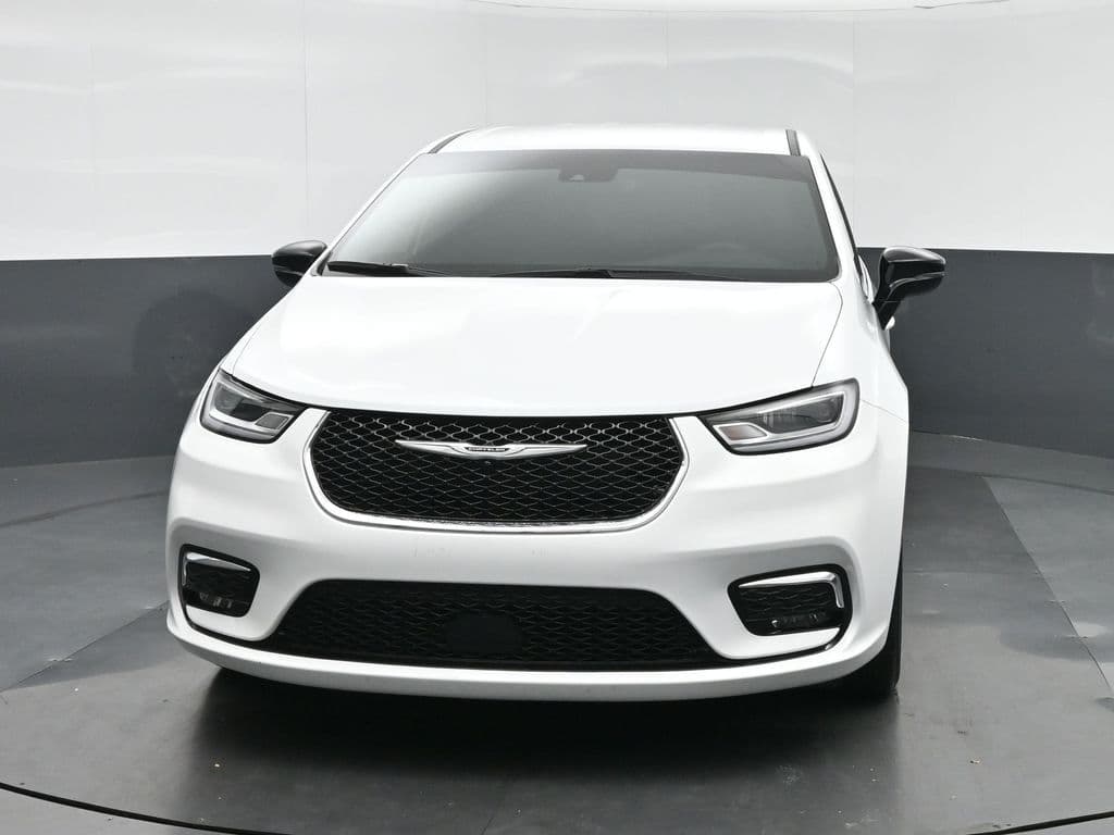 2024 Chrysler Pacifica Touring, photo 2 of 75