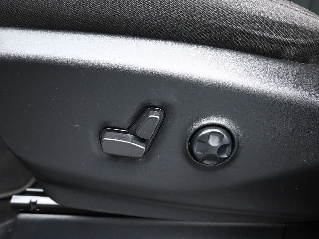 2024 Chrysler Pacifica Touring, photo 12 of 75