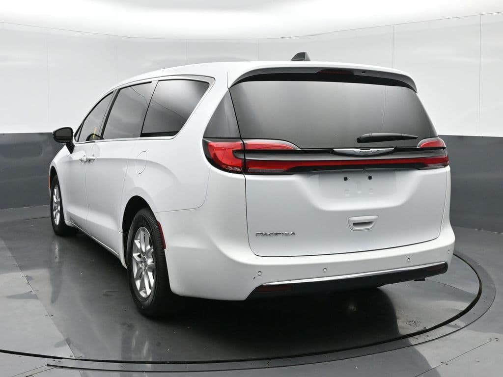 2024 Chrysler Pacifica Touring, photo 5 of 75