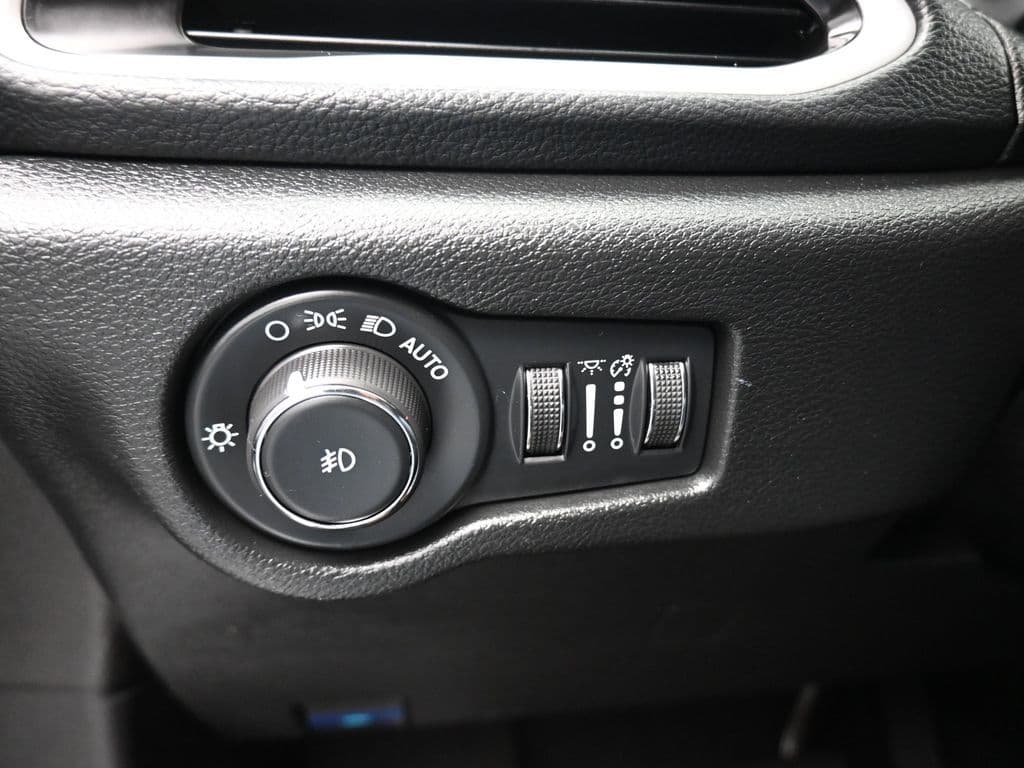 2024 Chrysler Pacifica Touring, photo 32 of 75