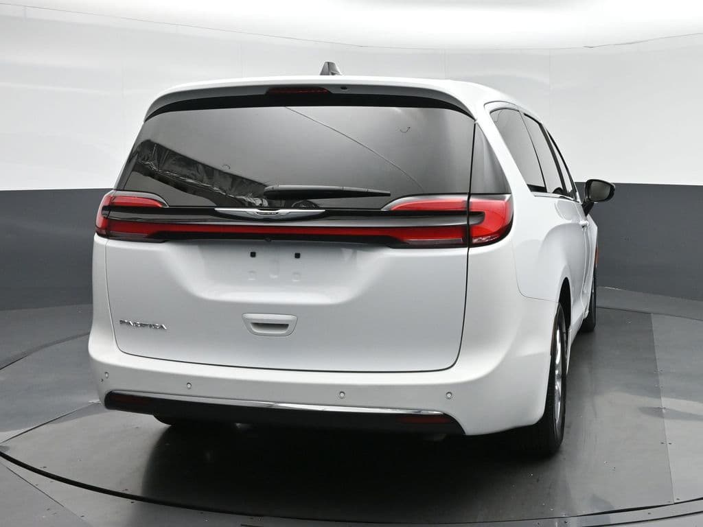 2024 Chrysler Pacifica Touring, photo 6 of 75